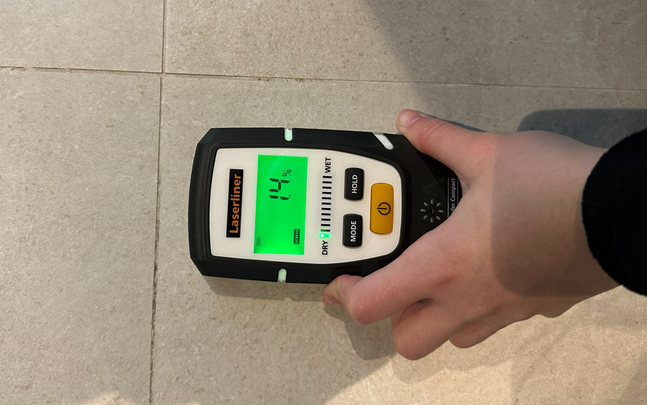 Technische Messung mit Feuchtigkeitsmessgerät bei einer Immobilienprüfung